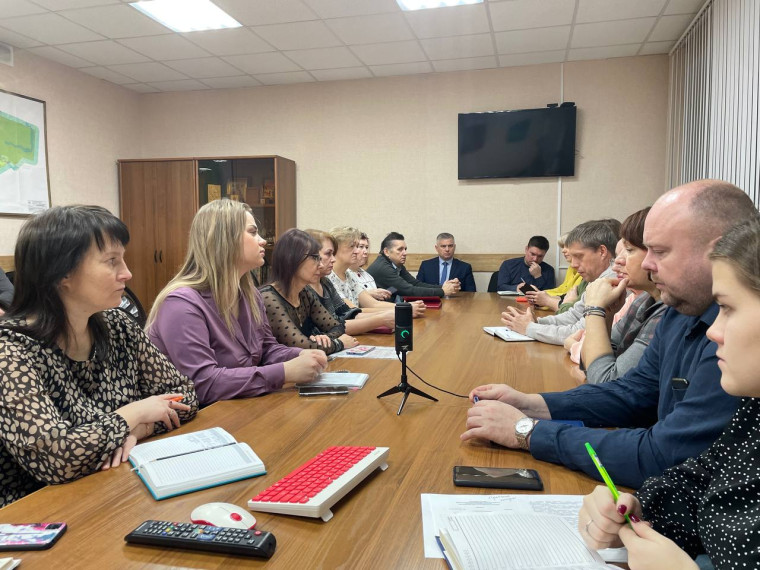 В кабинете главы Администрации Вилегодского муниципального округа Аникиевой О.В. состоялась завершающая в этом году социальная планерка. В ходе совещания подведены итоги уходящего года и намечены планы на перспективу.. В кабинете главы Администрации Вилегодского муниципального округа Аникиевой О.В. состоялась завершающая в этом году социальная планерка. В ходе совещания подведены итоги уходящего года и намечены планы на перспективу..